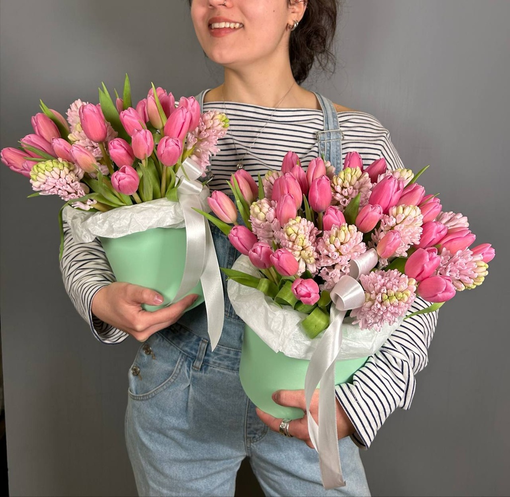 Мэри и Эшли: две шляпные коробки с розовыми тюльпанами и гиацинтами