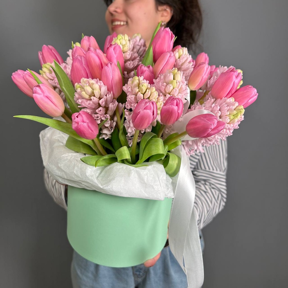 Мэри и Эшли: две шляпные коробки с розовыми тюльпанами и гиацинтами