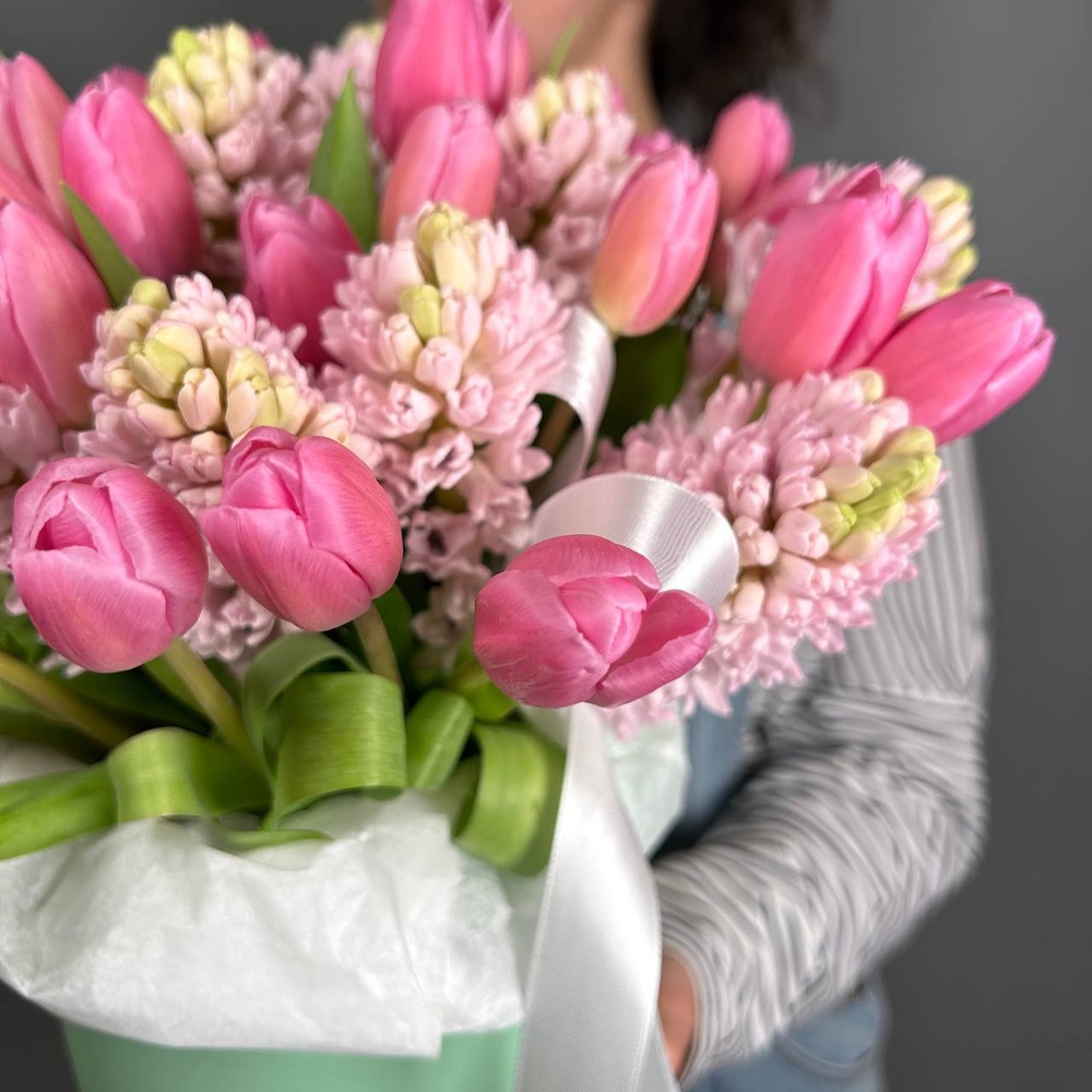 Эшли: букет розовых тюльпанов и гиацинтов в зеленой шляпной коробке