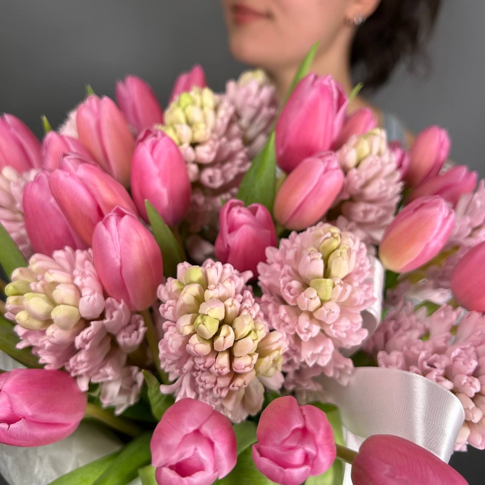 Эшли: букет розовых тюльпанов и гиацинтов в зеленой шляпной коробке