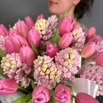 Эшли: букет розовых тюльпанов и гиацинтов в зеленой шляпной коробке - Фотография 7