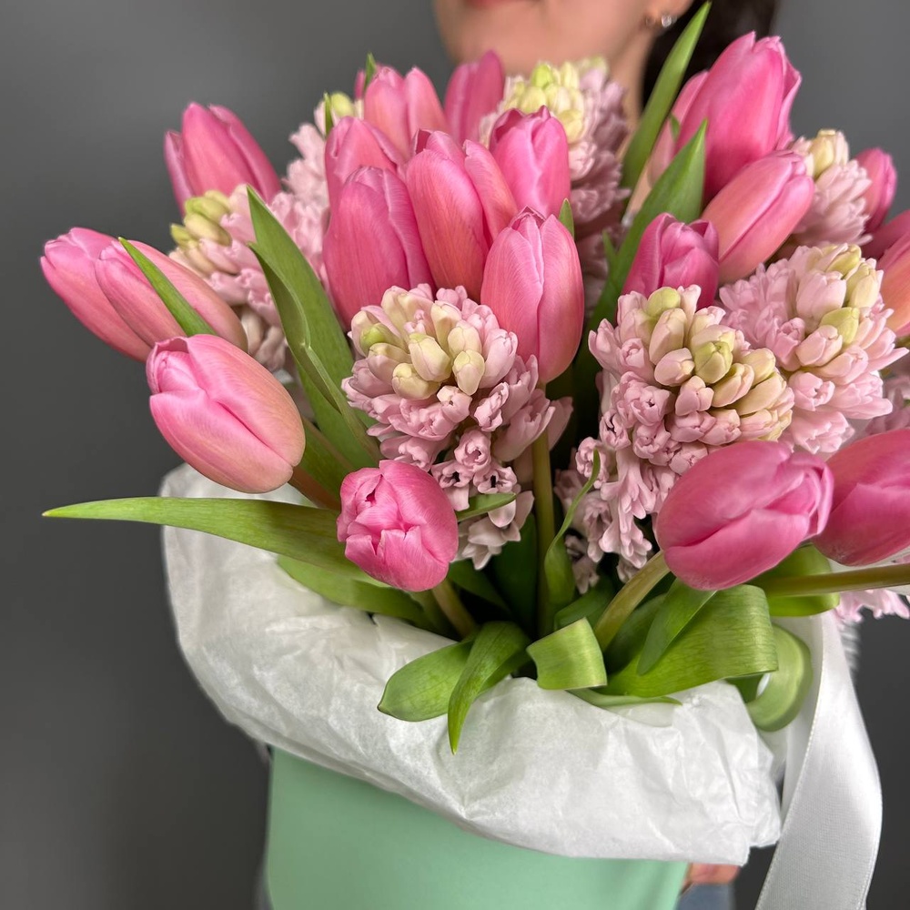 Эшли: букет розовых тюльпанов и гиацинтов в зеленой шляпной коробке