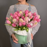 Эшли: букет розовых тюльпанов и гиацинтов в зеленой шляпной коробке - Фотография 2