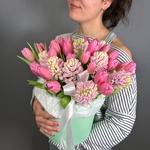 Эшли: букет розовых тюльпанов и гиацинтов в зеленой шляпной коробке - Фотография 3