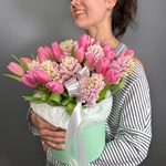 Эшли: букет розовых тюльпанов и гиацинтов в зеленой шляпной коробке - Фотография 5