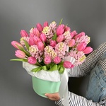 Эшли: букет розовых тюльпанов и гиацинтов в зеленой шляпной коробке - Фотография 4