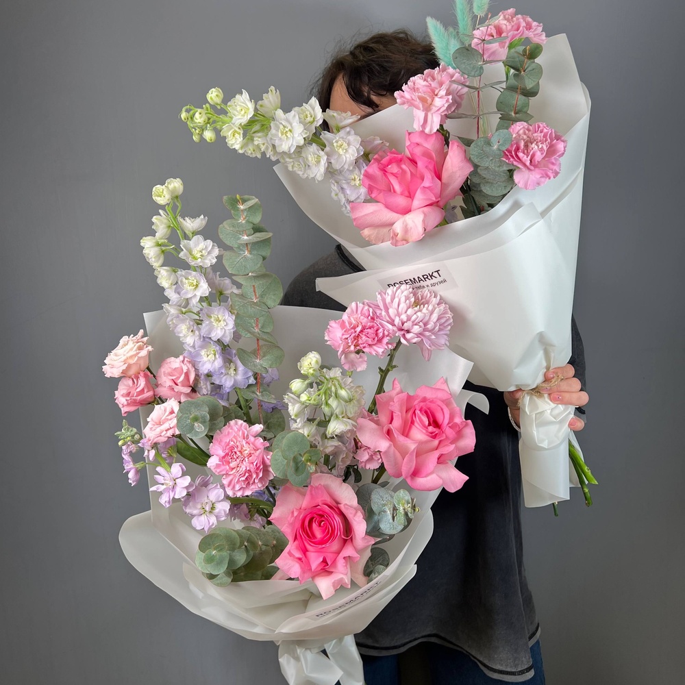 Два авторских букета с французской розой и дельфиниумом