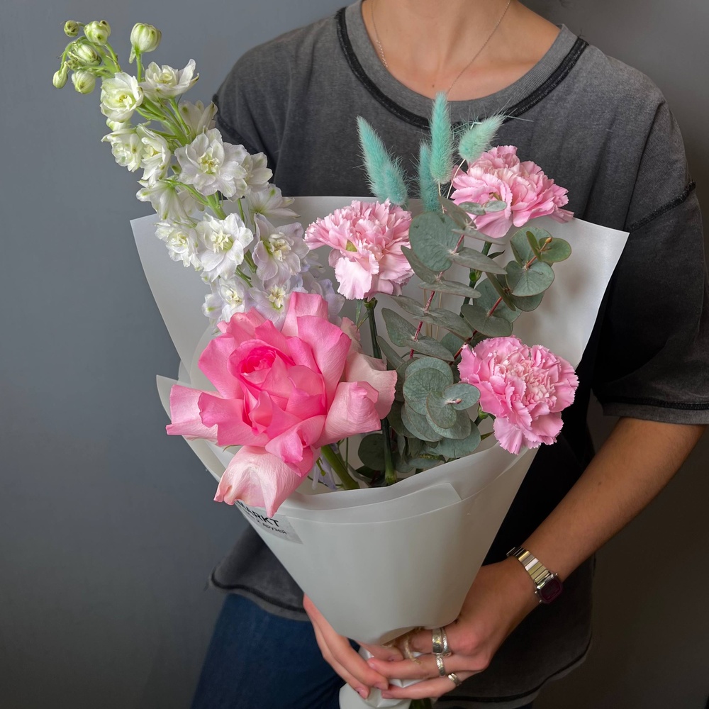 Два авторских букета с французской розой и дельфиниумом