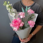 Два авторских букета с французской розой и дельфиниумом - Фотография 2