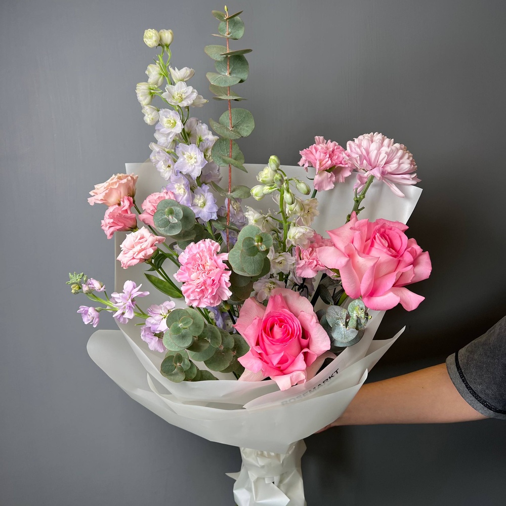 Два авторских букета с французской розой и дельфиниумом