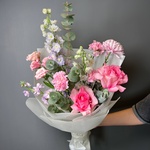 Два авторских букета с французской розой и дельфиниумом - Фотография 3