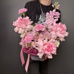 Шляпная коробка недели: авторский букет свежих цветов по акции с доставкой круглосуточно в Санкт-Петербурге. Делаем фото готового букета до доставки | Даем гарантию на цветы 24 часа | Ежедневно принимаем поставки свежих цветов — ваш букет собираем за час до доставки - Фотография 1