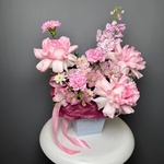 Шляпная коробка недели: авторский букет свежих цветов по акции с доставкой круглосуточно в Санкт-Петербурге. Делаем фото готового букета до доставки | Даем гарантию на цветы 24 часа | Ежедневно принимаем поставки свежих цветов — ваш букет собираем за час до доставки - Фотография 3