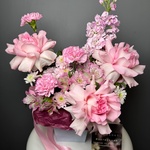 Шляпная коробка недели: авторский букет свежих цветов по акции с доставкой круглосуточно в Санкт-Петербурге. Делаем фото готового букета до доставки | Даем гарантию на цветы 24 часа | Ежедневно принимаем поставки свежих цветов — ваш букет собираем за час до доставки - Фотография 5