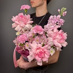 Шляпная коробка недели: авторский букет свежих цветов по акции с доставкой круглосуточно в Санкт-Петербурге. Делаем фото готового букета до доставки | Даем гарантию на цветы 24 часа | Ежедневно принимаем поставки свежих цветов — ваш букет собираем за час до доставки - Фотография 2