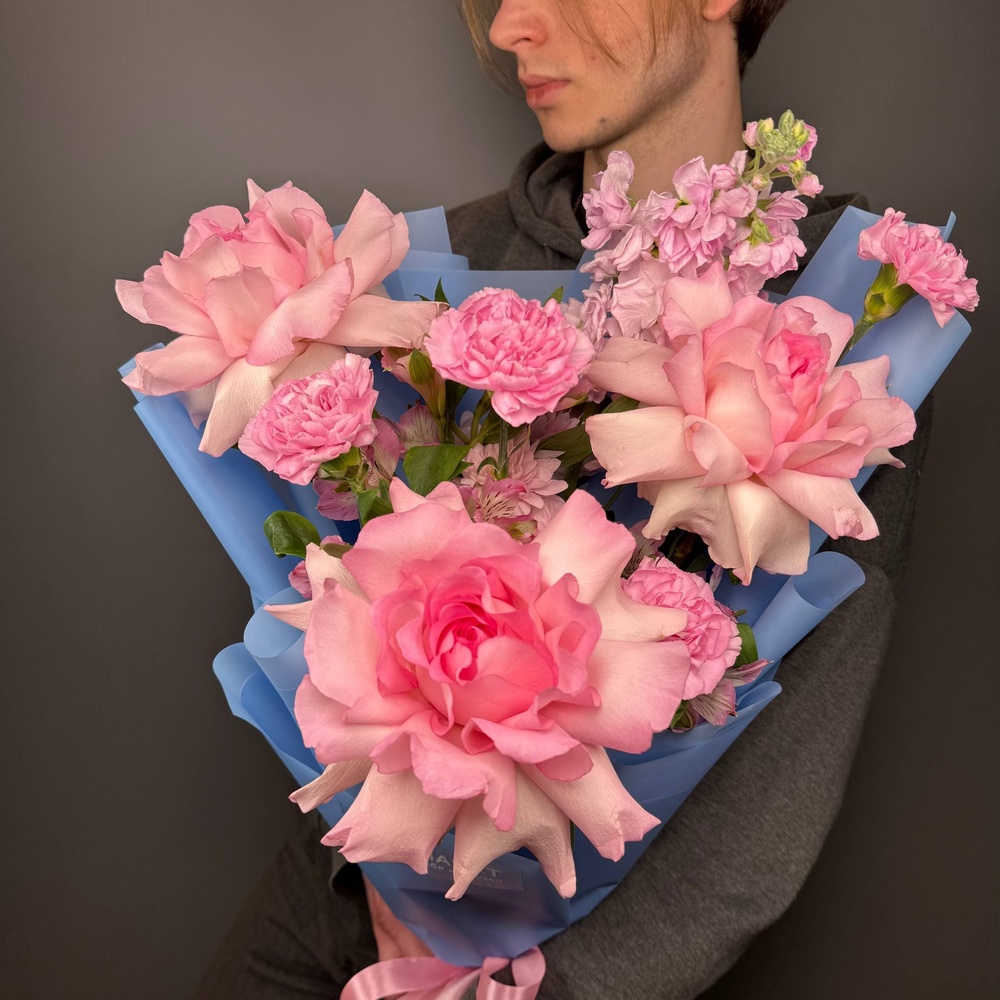 Букет недели от RoseMarkt — доставка цветов СПб 24/7 по специальной цене. Авторская композиция из свежих цветов с быстрой отправкой.