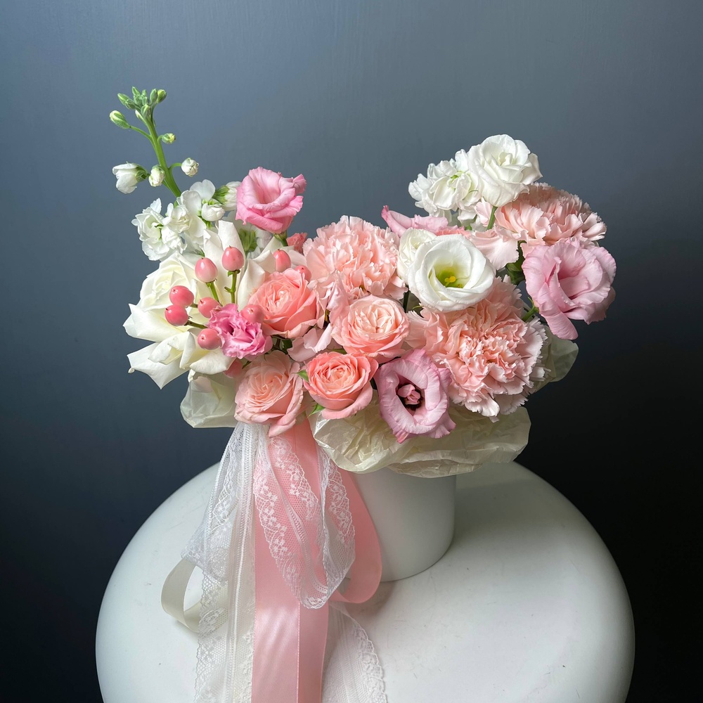 Боска: цветы в шляпной коробке за 7990