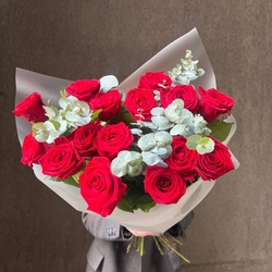 Букет «Рэд: красная роза и эвкалипт» Букет «Рэд: красная роза и эвкалипт»