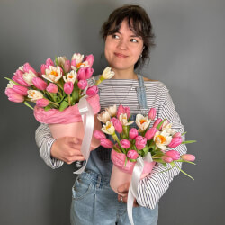 Букет «Синди и Кайа: розовые тюльпаны и нарциссы в шляпных коробках»