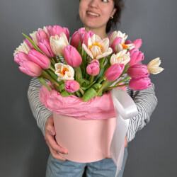 Синди: букет в шляпной коробке с нарциссами и тюльпанами Синди: букет в шляпной коробке с нарциссами и тюльпанами