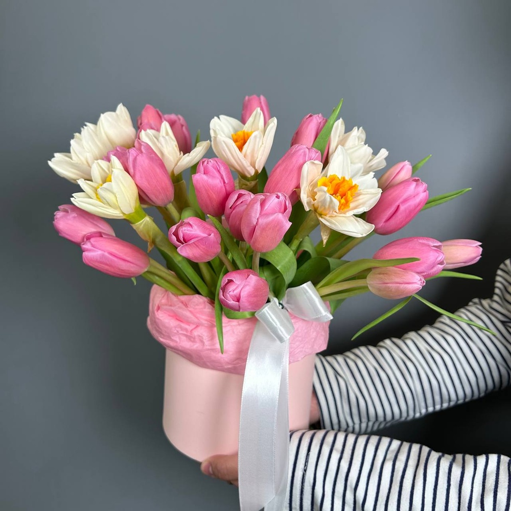 Кайа: букет в шляпной коробке с нарциссами и тюльпанами