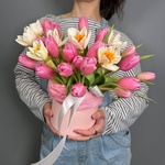 Кайа: букет в шляпной коробке с нарциссами и тюльпанами - Фотография 7