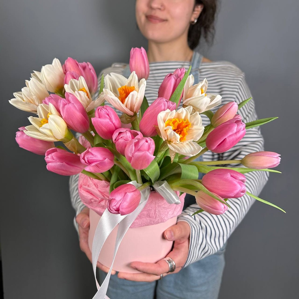 Кайа: букет в шляпной коробке с нарциссами и тюльпанами