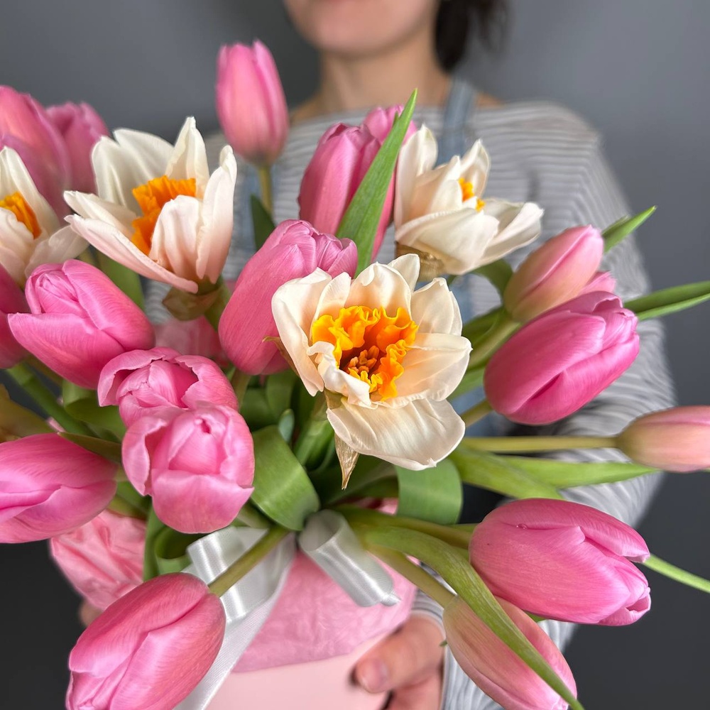 Кайа: букет в шляпной коробке с нарциссами и тюльпанами