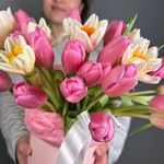 Кайа: букет в шляпной коробке с нарциссами и тюльпанами - Фотография 5