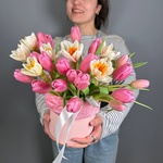 Кайа: букет в шляпной коробке с нарциссами и тюльпанами - Фотография 1