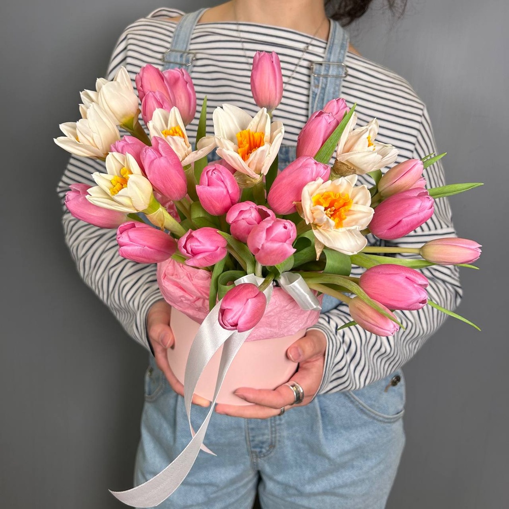 Кайа: букет в шляпной коробке с нарциссами и тюльпанами