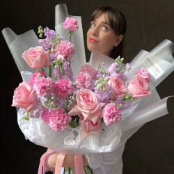 Букет «Мур-Мур: пионовидные розы Пинк О` Хара, маттиола и гвоздика»