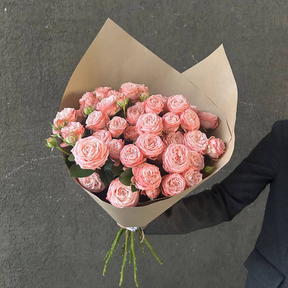 Монобукет из 9 кустовых роз Бомбастик в крафте