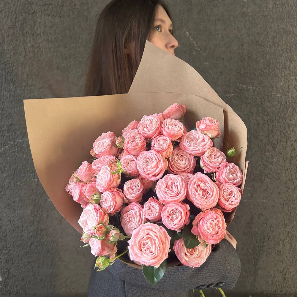 Монобукет из 9 кустовых роз Бомбастик в крафте