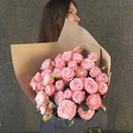 Монобукет из 9 кустовых роз Бомбастик в крафте — монобукет букет с кустовыми розами Бомбастик - Фотография 4