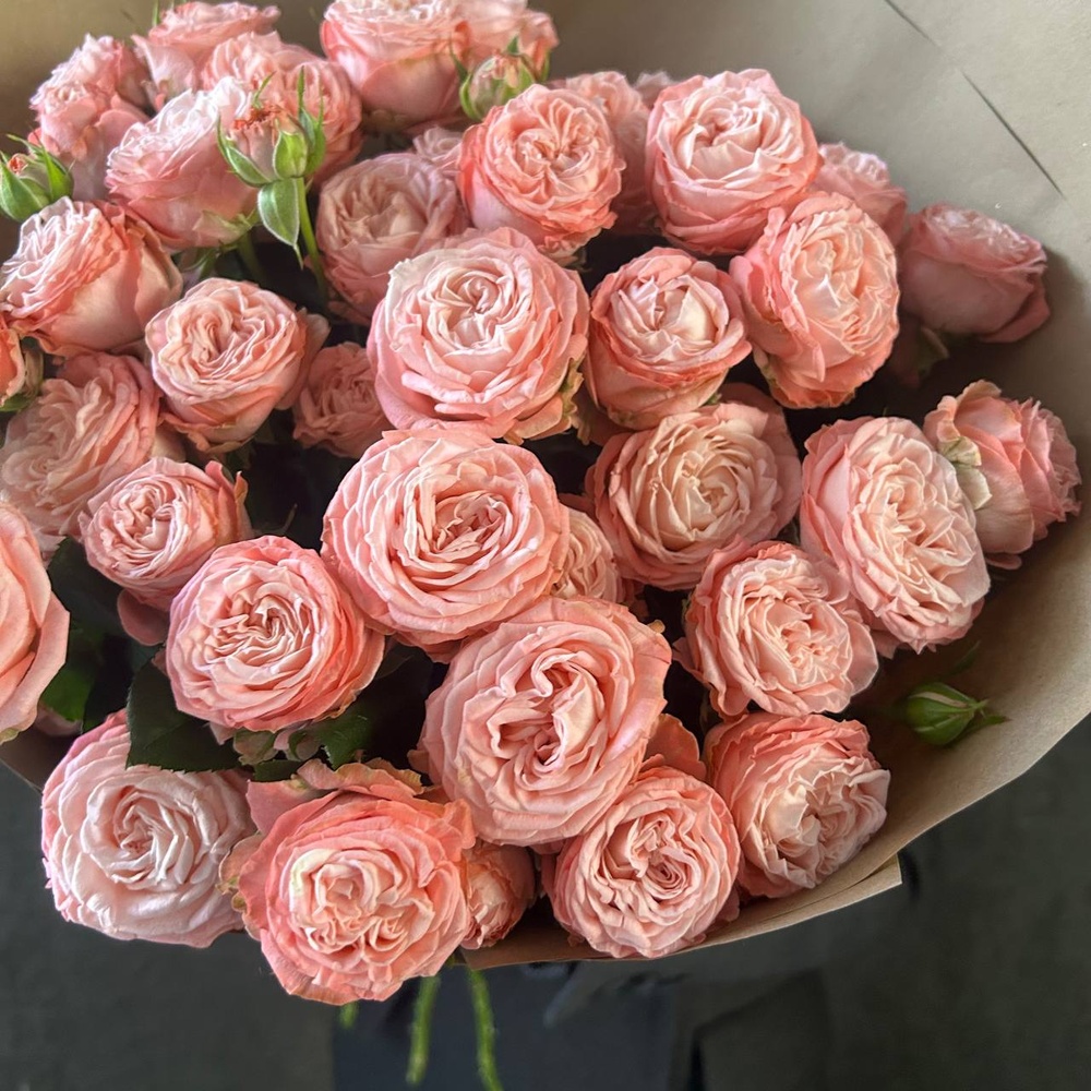 Монобукет из 9 кустовых роз Бомбастик в крафте