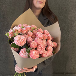 Монобукет из 9 кустовых роз Бомбастик в крафте