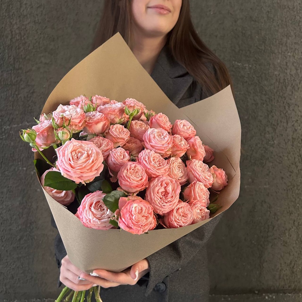 Монобукет из 9 кустовых роз Бомбастик в крафте