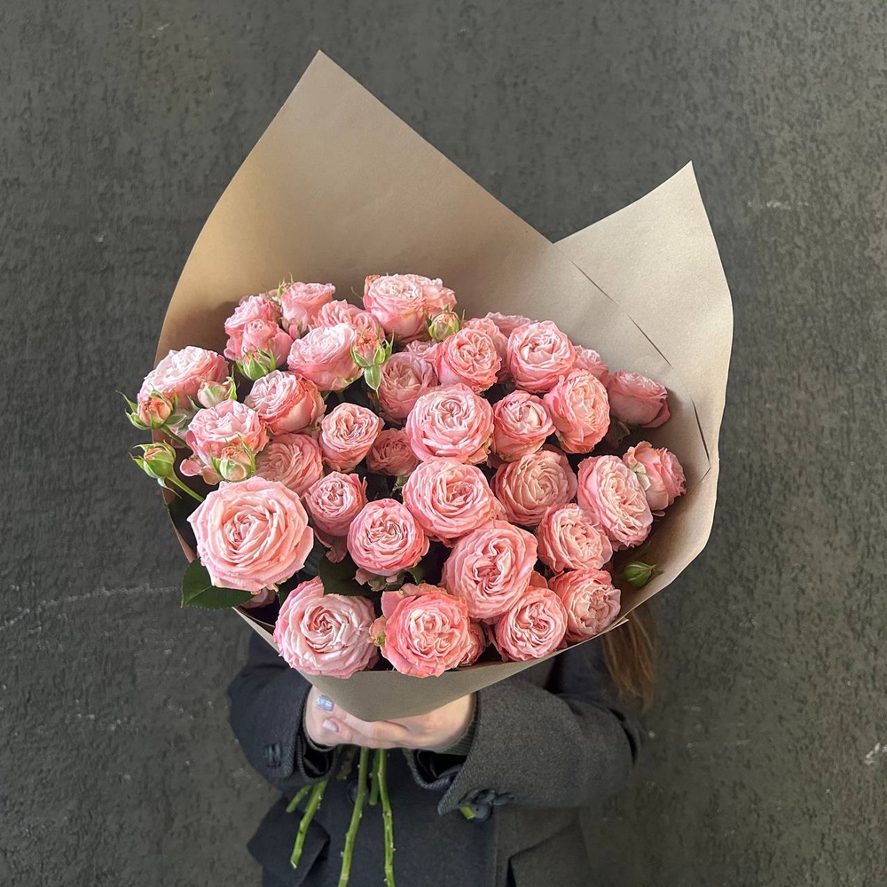 Монобукет из 9 кустовых роз Бомбастик в крафте — монобукет букет с кустовыми розами Бомбастик