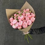 Монобукет из 7 кустовых роз Бомбастик в крафте — монобукет букет с кустовыми розами - Фотография 5