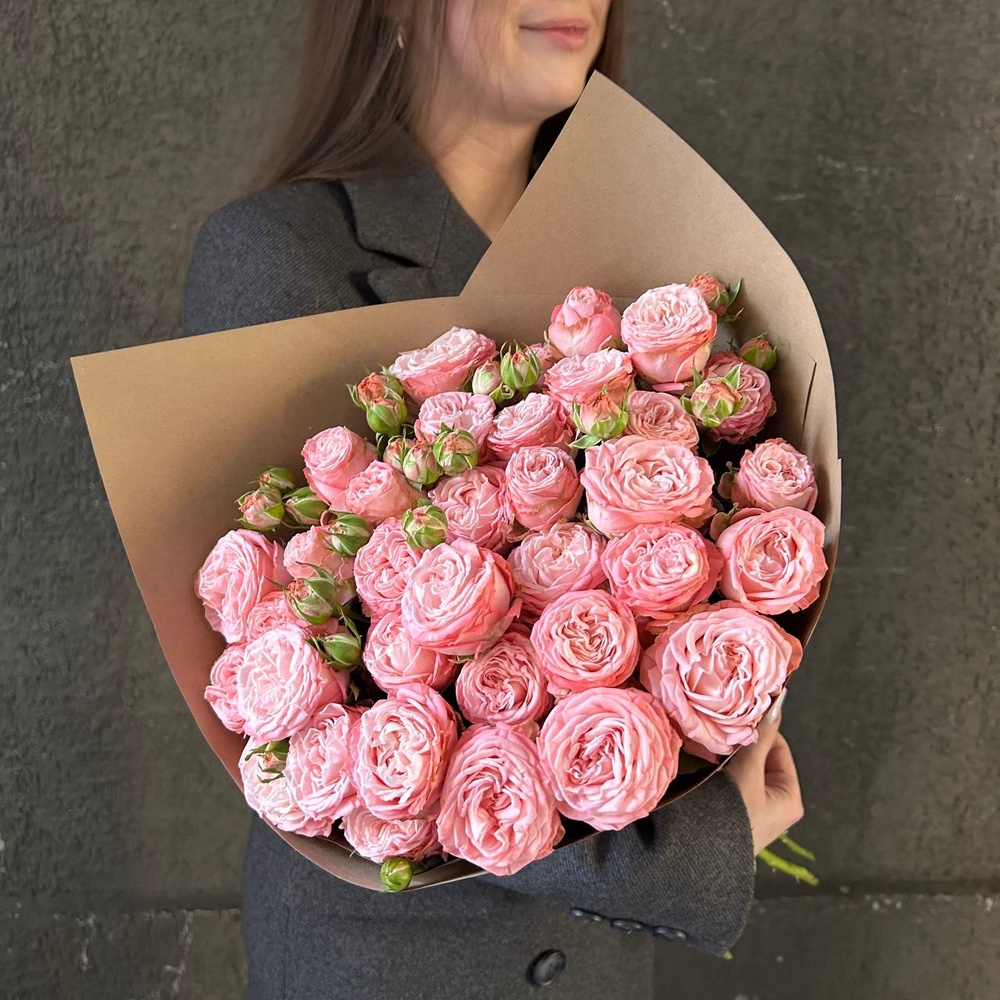 Монобукет из 7 кустовых роз Бомбастик в крафте