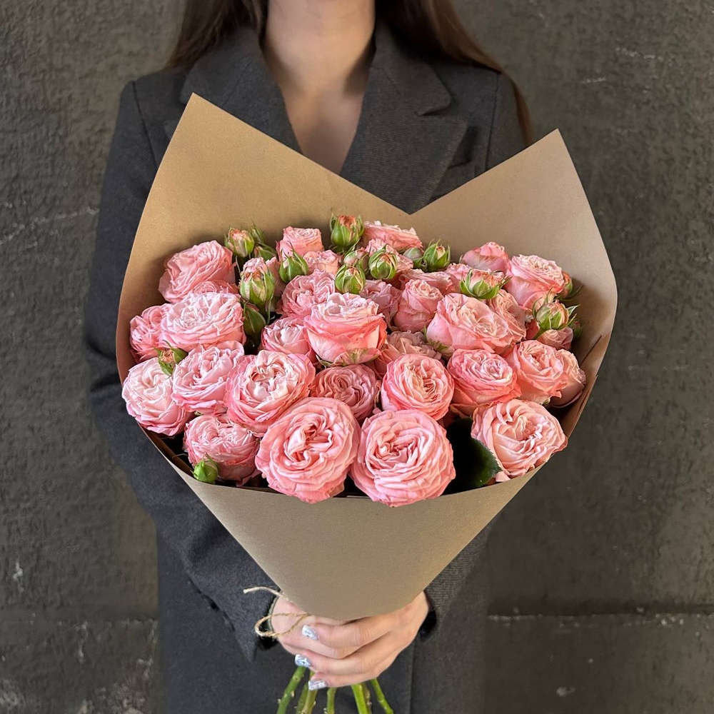 Монобукет из 7 кустовых роз Бомбастик в крафте