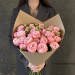 Монобукет из 7 кустовых роз Бомбастик в крафте — монобукет букет с кустовыми розами - Фотография 2