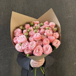 Монобукет из 7 кустовых роз Бомбастик в крафте