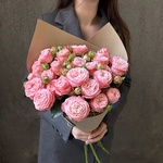 Монобукет из 5 кустовых роз Бомбастик в крафте — монобукет с кустовой розой Бомбастик - Фотография 2