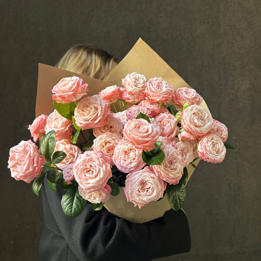 Монобукет из 11 кустовых роз Бомбастик в крафте