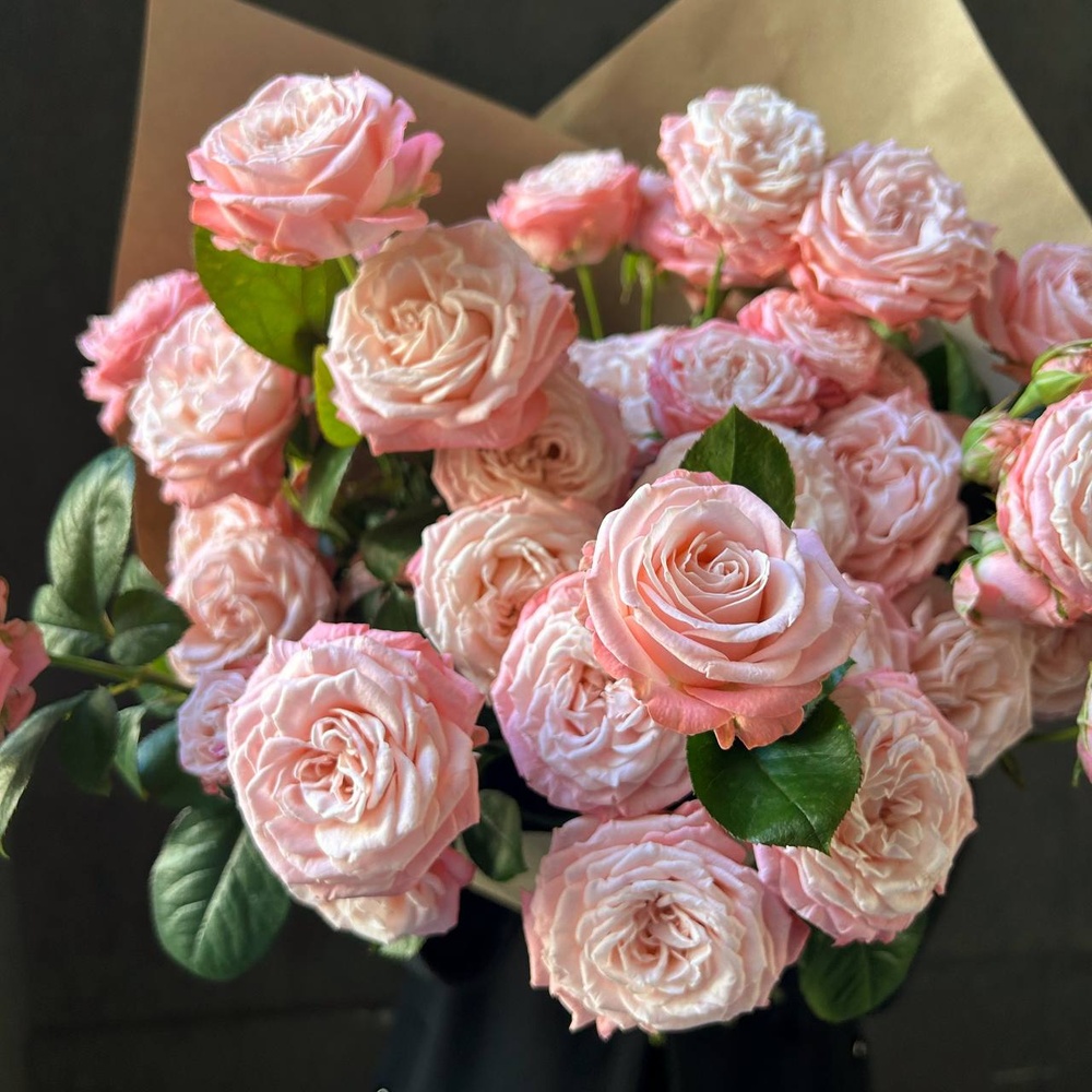 Монобукет из 11 кустовых роз Бомбастик в крафте