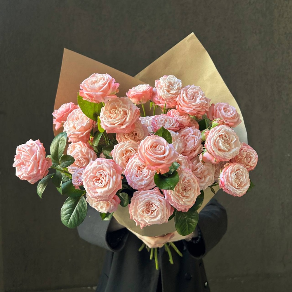 Монобукет из 11 кустовых роз Бомбастик в крафте — монобукет из кустовой розы Бомбастик