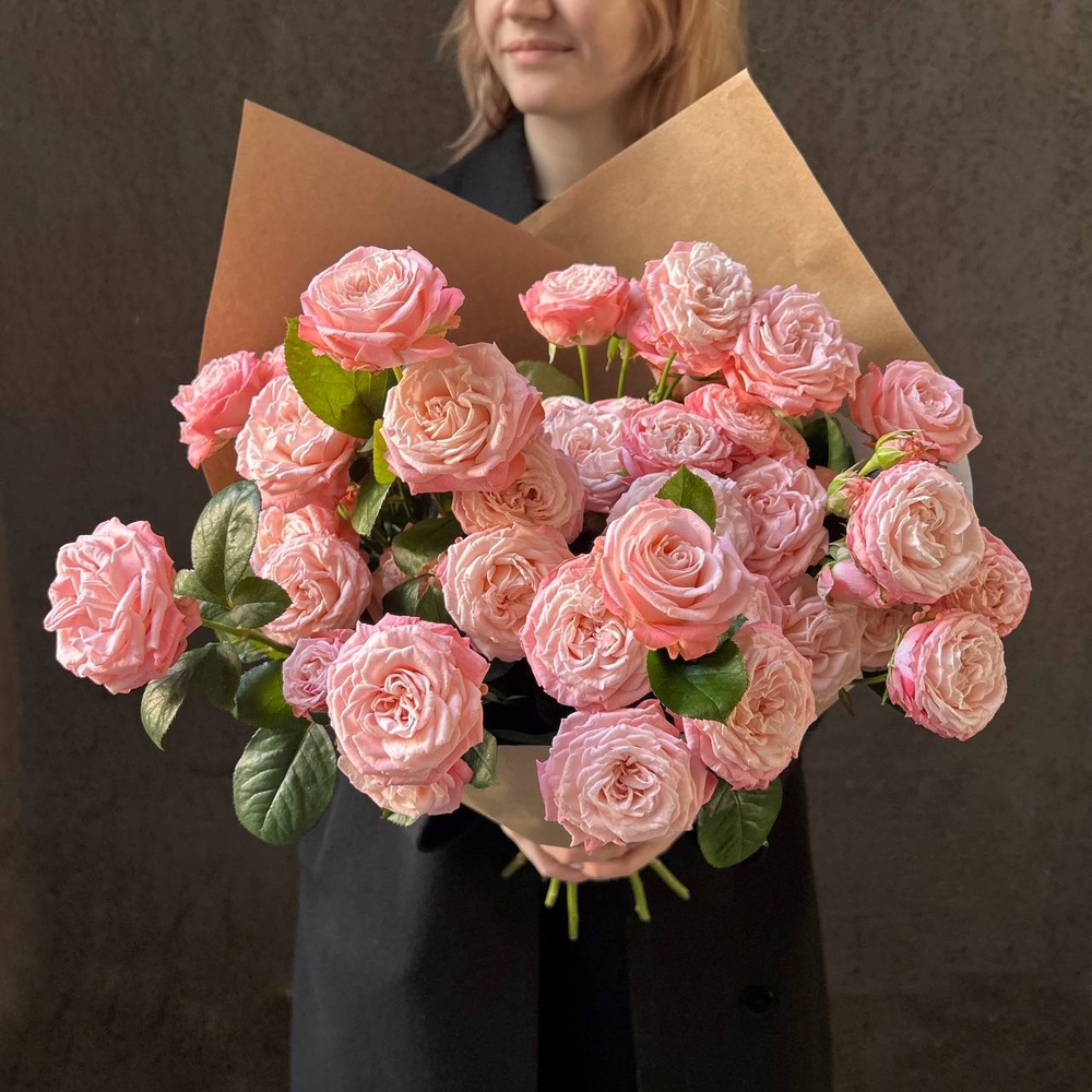 Монобукет из 11 кустовых роз Бомбастик в крафте