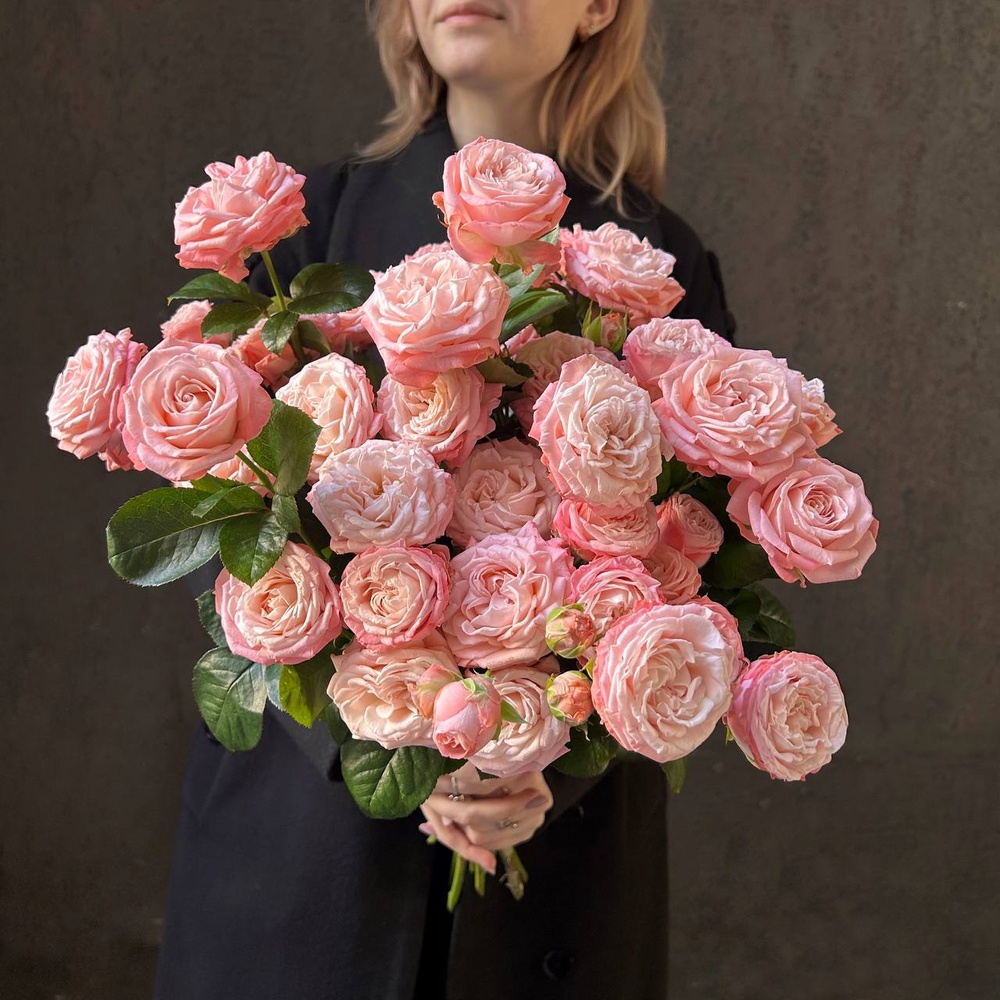 Монобукет из 11 кустовых роз Бомбастик под ленту — монобукет из кустовых роз Бомбастик